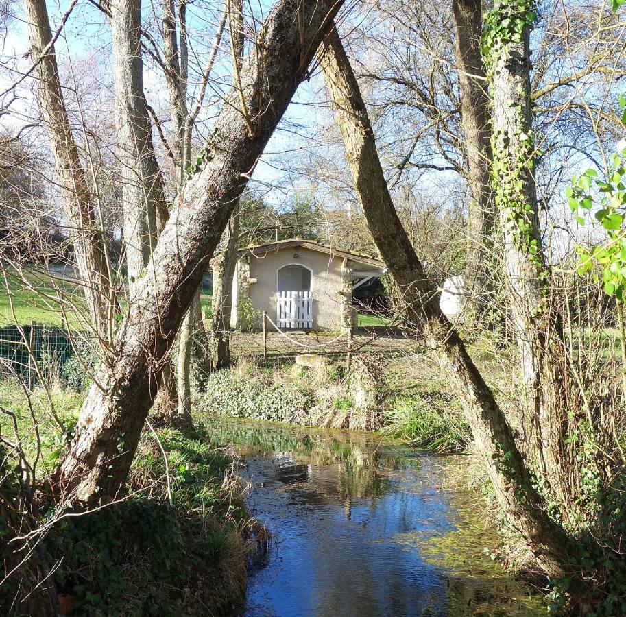 Les Jardins De Camelot Bed and Breakfast Villegouge Εξωτερικό φωτογραφία