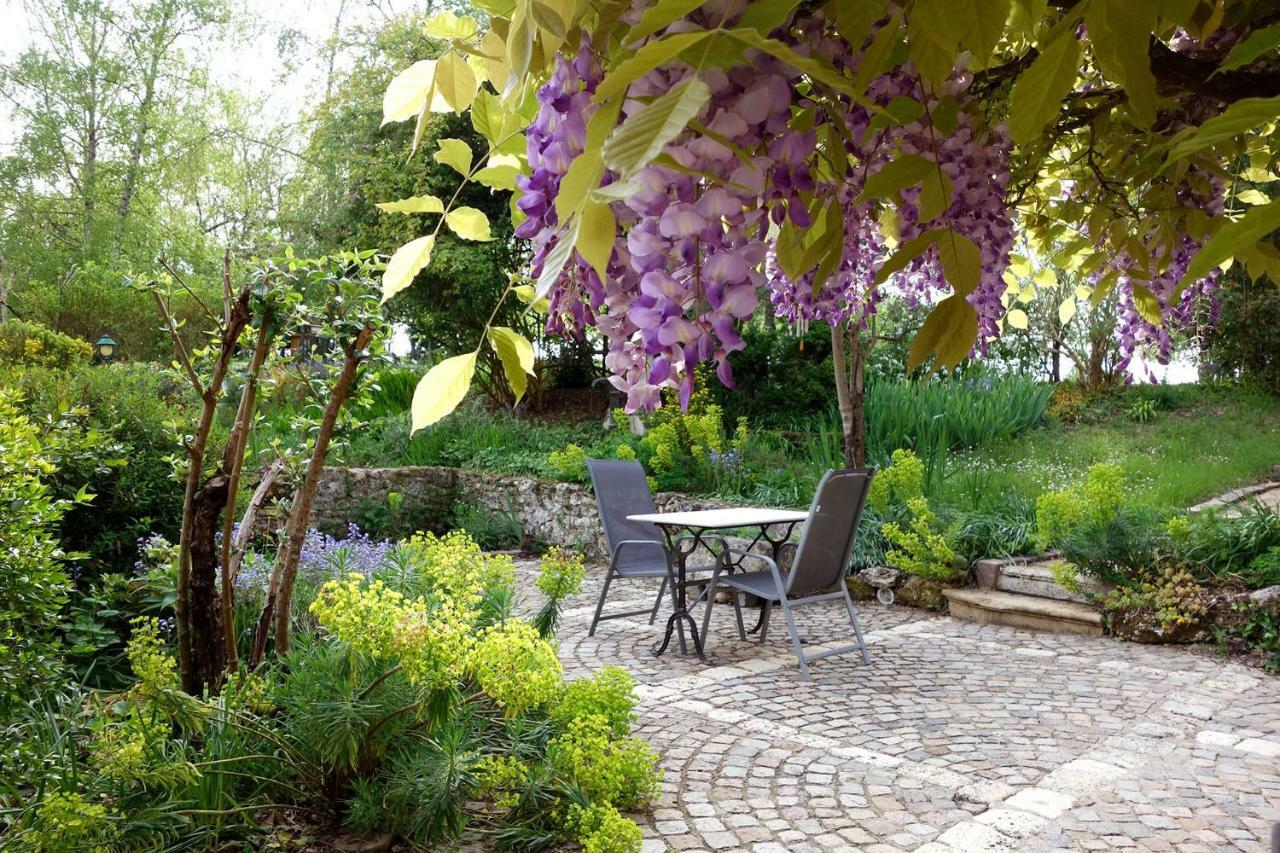 Les Jardins De Camelot Bed and Breakfast Villegouge Εξωτερικό φωτογραφία
