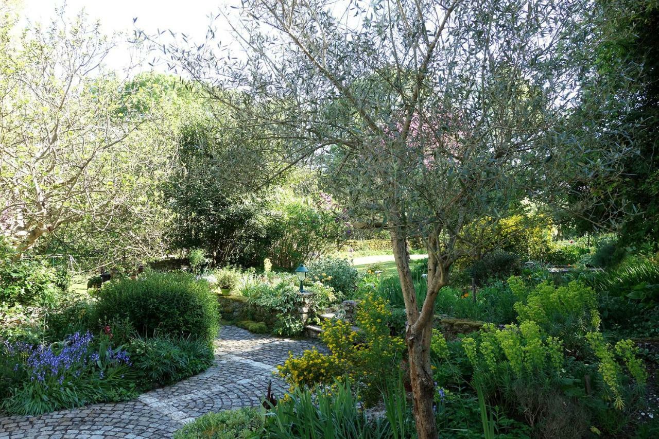 Les Jardins De Camelot Bed and Breakfast Villegouge Εξωτερικό φωτογραφία