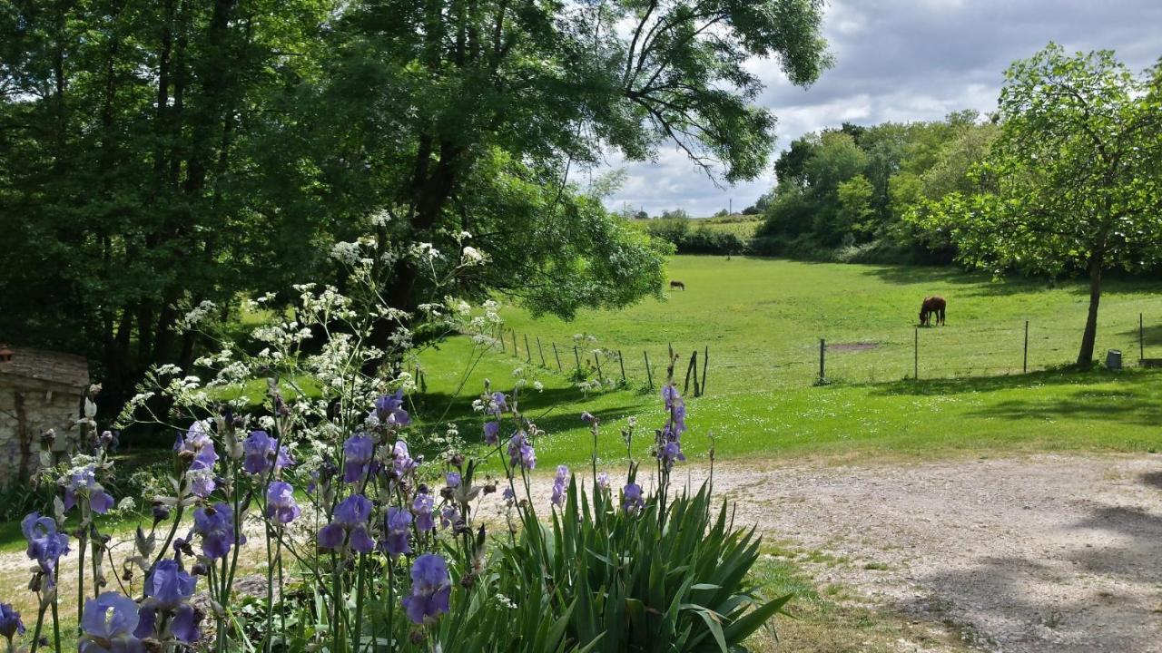 Les Jardins De Camelot Bed and Breakfast Villegouge Εξωτερικό φωτογραφία
